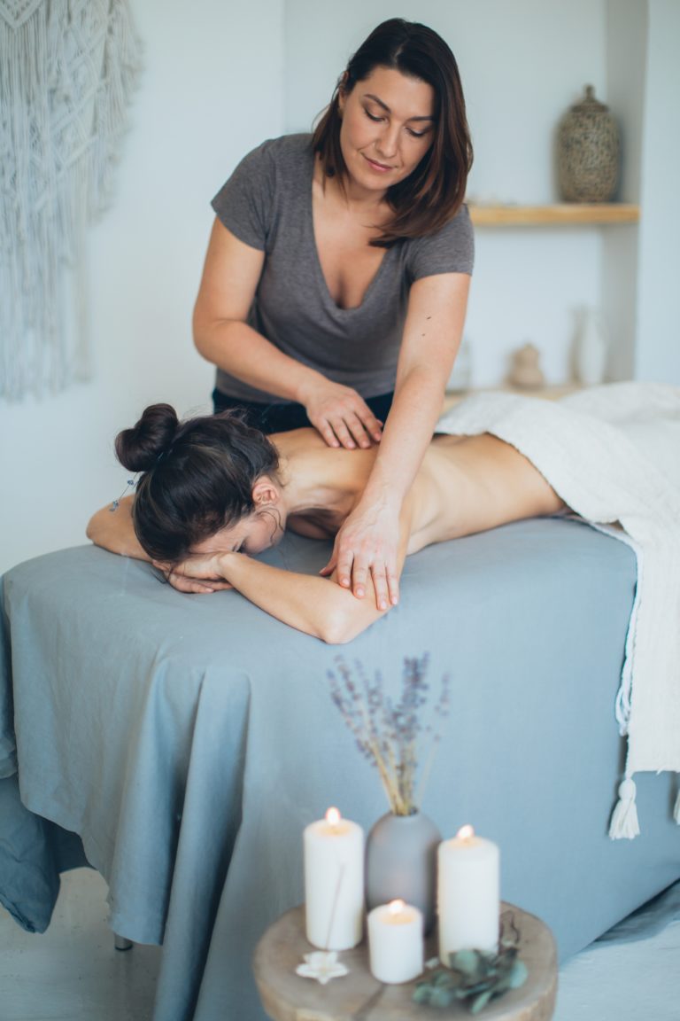 massage - femme- table - dos - positive - bien-être - France