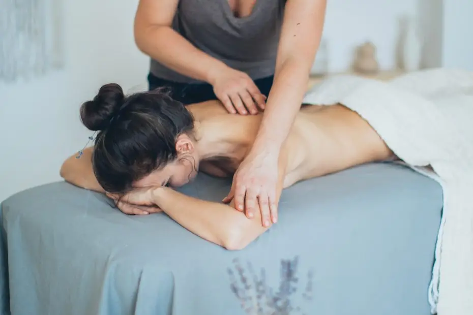 massage - femme- table - dos - positive - bien-être - France